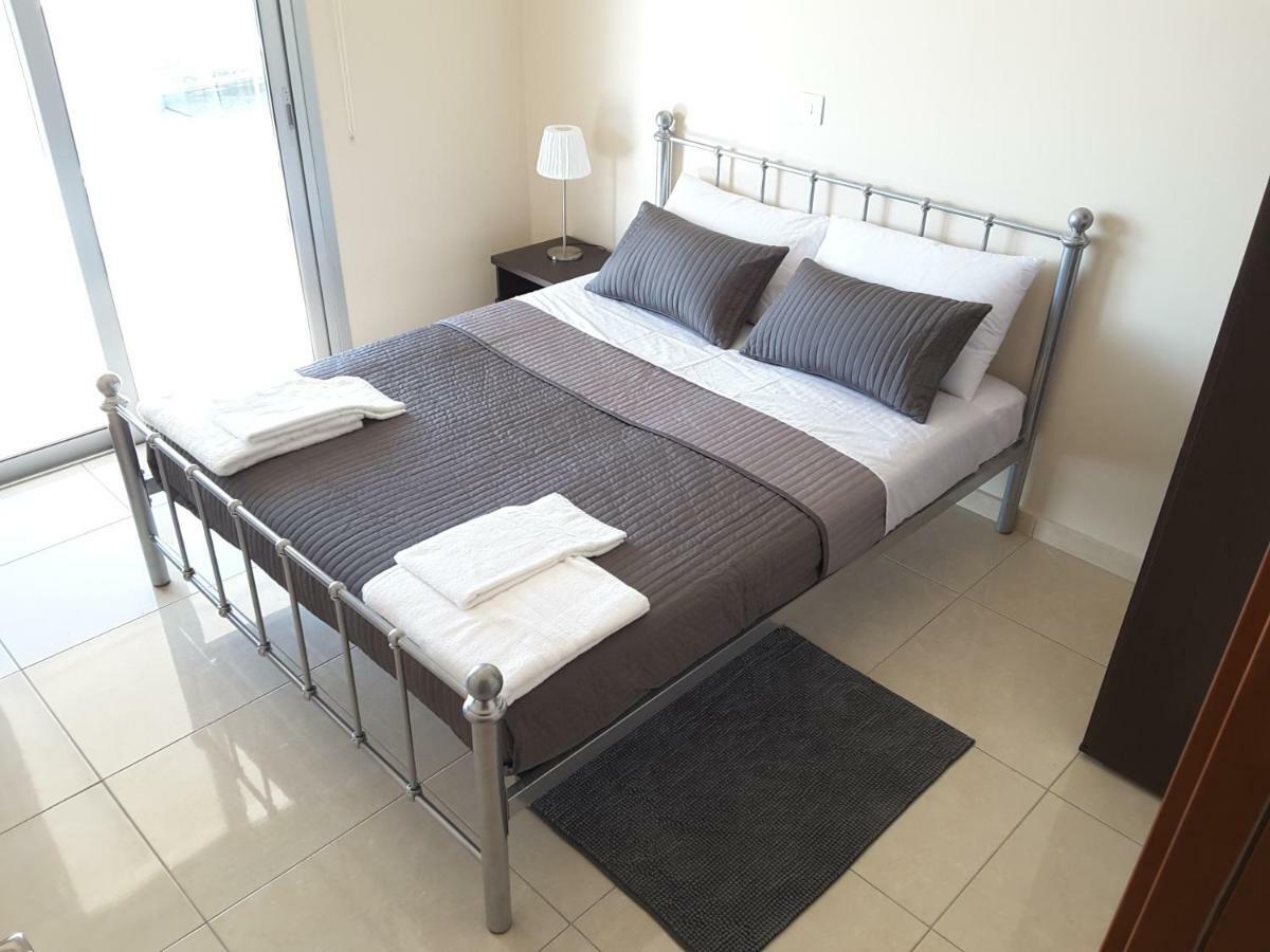 Lighthouse By The Sea Lovely 2Bdr Apartment 파포스 외부 사진